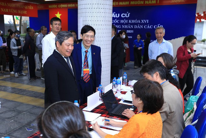 Chủ tịch UBND Thành phố Vũ Đại Thắng bỏ phiếu và kiểm tra công tác bầu cử tại phường Giảng Võ- Ảnh 10.