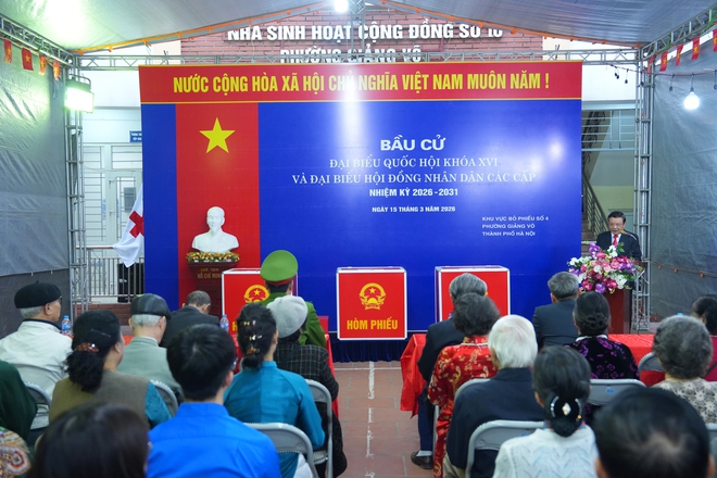 Chủ tịch UBND Thành phố Vũ Đại Thắng bỏ phiếu và kiểm tra công tác bầu cử tại phường Giảng Võ- Ảnh 3.