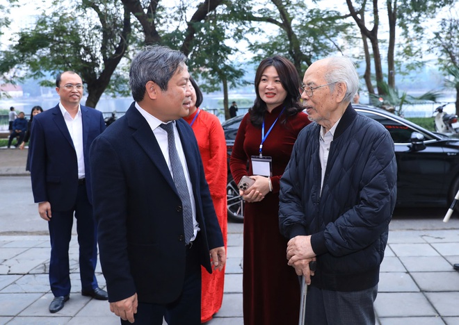 Chủ tịch UBND Thành phố Vũ Đại Thắng bỏ phiếu và kiểm tra công tác bầu cử tại phường Giảng Võ- Ảnh 10.