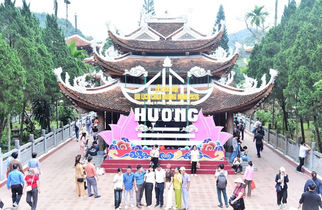 Gần 400 đại biểu tham gia chương trình “Du xuân hữu nghị 2026” tại chùa Hương- Ảnh 6.