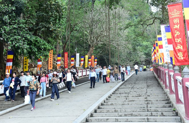 Gần 400 đại biểu tham gia chương trình “Du xuân hữu nghị 2026” tại chùa Hương- Ảnh 8.