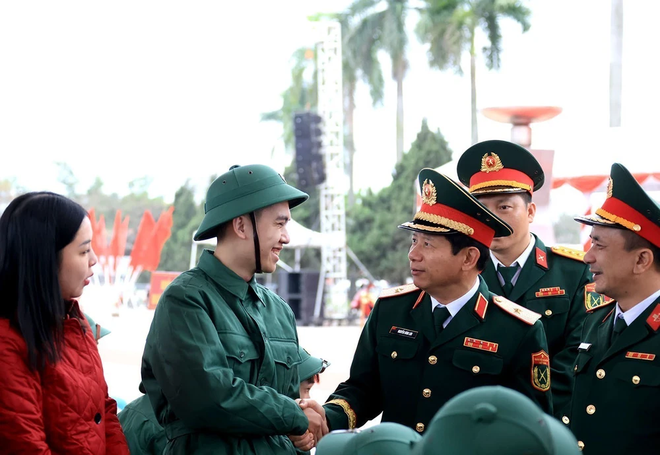 Phó Chủ tịch Thường trực UBND Thành phố Dương Đức Tuấn động viên tân binh lên đường nhập ngũ- Ảnh 6.