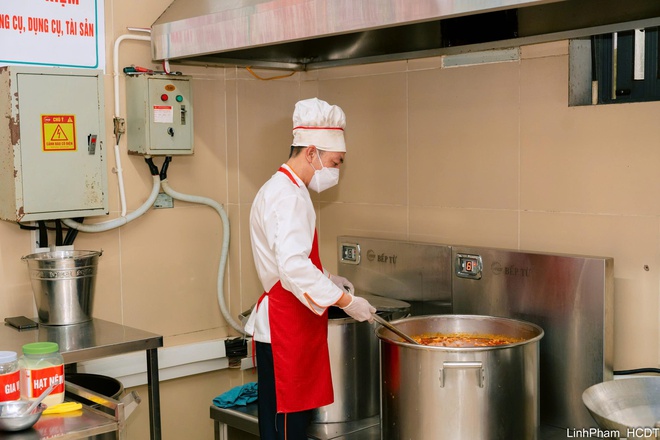 Phó Chủ tịch UBND Thành phố Vũ Thu Hà khảo sát công tác tổ chức bữa ăn bán trú tại Trường Tiểu học Đoàn Khuê- Ảnh 12.