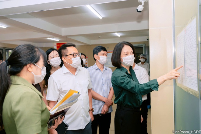 Phó Chủ tịch UBND Thành phố Vũ Thu Hà khảo sát công tác tổ chức bữa ăn bán trú tại Trường Tiểu học Đoàn Khuê- Ảnh 1.