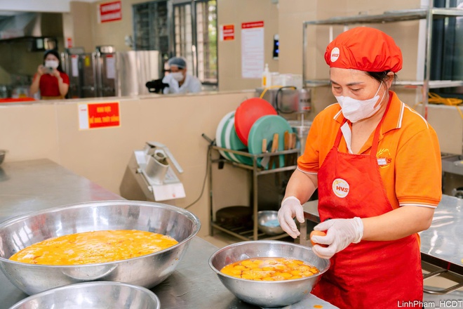 Phó Chủ tịch UBND Thành phố Vũ Thu Hà khảo sát công tác tổ chức bữa ăn bán trú tại Trường Tiểu học Đoàn Khuê- Ảnh 11.