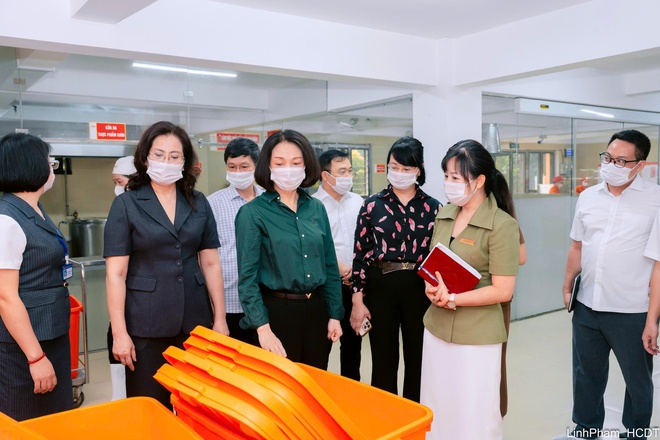 Phó Chủ tịch UBND Thành phố Vũ Thu Hà khảo sát công tác tổ chức bữa ăn bán trú tại Trường Tiểu học Đoàn Khuê- Ảnh 3.