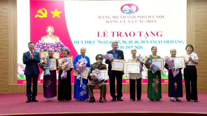 Xã Ứng Hòa trao Huy hiệu Đảng tặng 50 đảng viên- Ảnh 2.
