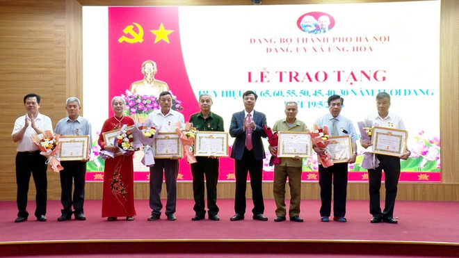 Xã Ứng Hòa trao Huy hiệu Đảng tặng 50 đảng viên- Ảnh 3.