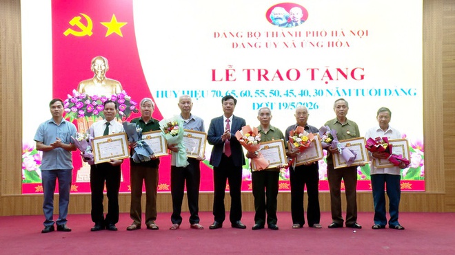 Xã Ứng Hòa trao Huy hiệu Đảng tặng 50 đảng viên- Ảnh 4.