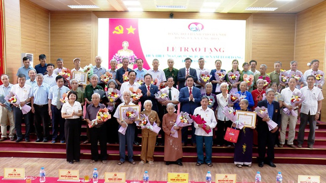 Xã Ứng Hòa trao Huy hiệu Đảng tặng 50 đảng viên- Ảnh 5.