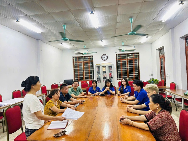 Đông Anh tiếp tục tăng cường hoạt động của Tổ chuyển đổi số cộng đồng: Hỗ trợ người dân cài đặt tài khoản an sinh xã hội và chữ ký số công cộng- Ảnh 1.