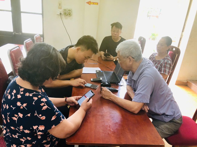 Đông Anh tiếp tục tăng cường hoạt động của Tổ chuyển đổi số cộng đồng: Hỗ trợ người dân cài đặt tài khoản an sinh xã hội và chữ ký số công cộng- Ảnh 2.