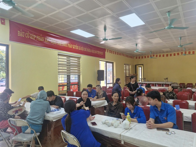 Đông Anh tiếp tục tăng cường hoạt động của Tổ chuyển đổi số cộng đồng: Hỗ trợ người dân cài đặt tài khoản an sinh xã hội và chữ ký số công cộng- Ảnh 3.