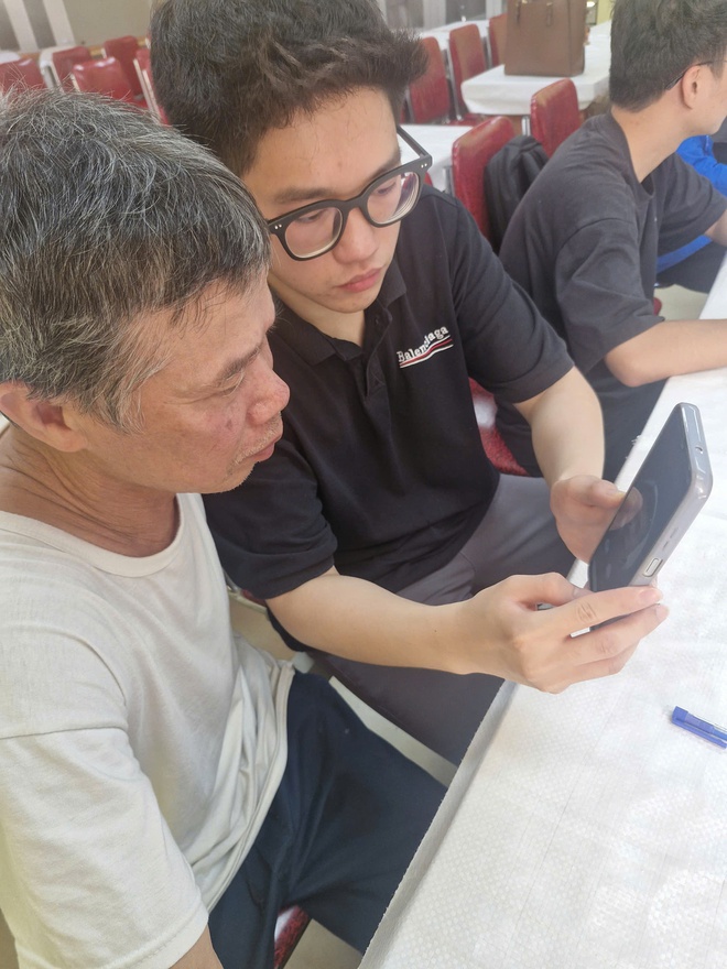 Đông Anh tiếp tục tăng cường hoạt động của Tổ chuyển đổi số cộng đồng: Hỗ trợ người dân cài đặt tài khoản an sinh xã hội và chữ ký số công cộng- Ảnh 7.