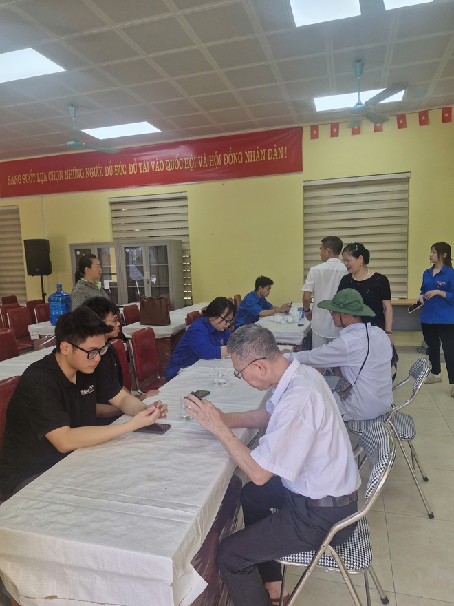 Đông Anh tiếp tục tăng cường hoạt động của Tổ chuyển đổi số cộng đồng: Hỗ trợ người dân cài đặt tài khoản an sinh xã hội và chữ ký số công cộng- Ảnh 4.