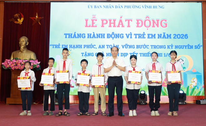 Phường Vĩnh Hưng trao 340 suất quà tặng trẻ em có hoàn cảnh khó khăn- Ảnh 2.
