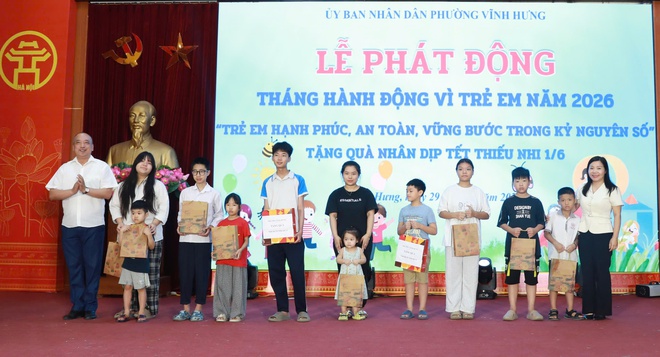Phường Vĩnh Hưng trao 340 suất quà tặng trẻ em có hoàn cảnh khó khăn- Ảnh 3.