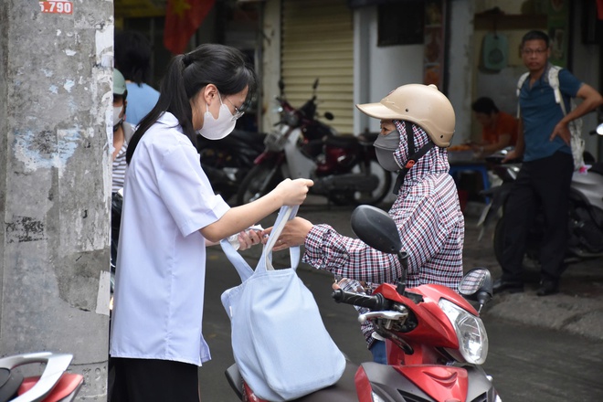 Gần 125.000 thí sinh Hà Nội bước vào kỳ thi lớp 10 THPT công lập- Ảnh 1.