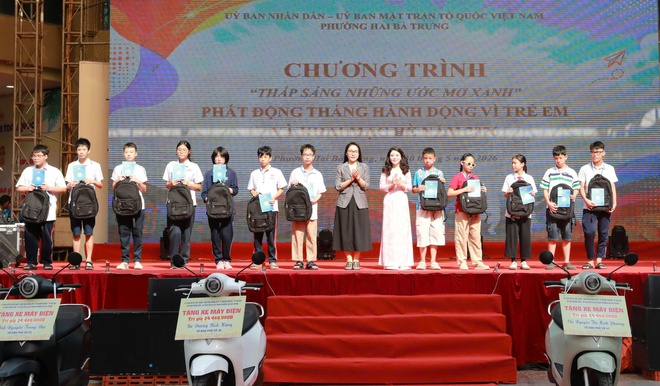 Phường Hai Bà Trưng trao tặng 13 xe máy điện và nhiều phần quà nhân Tháng hành động Vì trẻ em 2026- Ảnh 4.