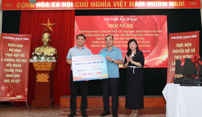 Phường Bạch Mai tiếp nhận 400 bộ máy tính từ 4 trường Đại học đẩy mạnh phong trào "Bình dân học vụ số"- Ảnh 2.