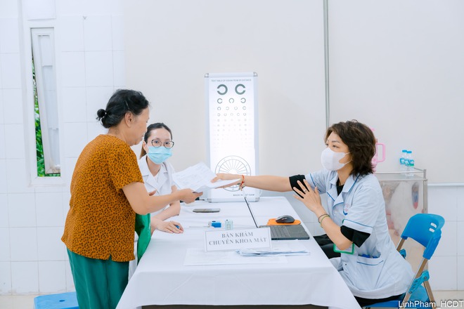 Phường Bồ Đề đẩy mạnh khám sức khỏe toàn dân miễn phí, hướng tới 100% người dân được khám định kỳ mỗi năm- Ảnh 12.