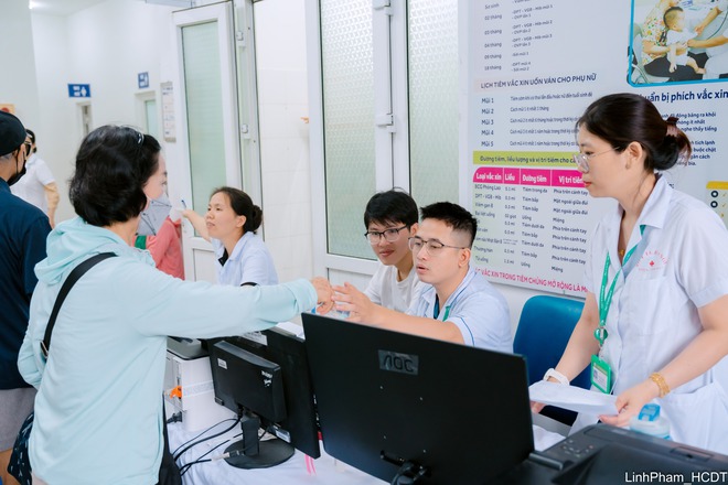 Phường Bồ Đề đẩy mạnh khám sức khỏe toàn dân miễn phí, hướng tới 100% người dân được khám định kỳ mỗi năm- Ảnh 2.