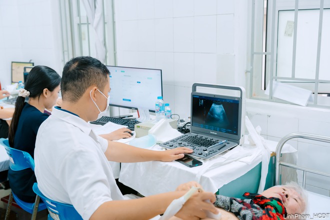 Phường Bồ Đề đẩy mạnh khám sức khỏe toàn dân miễn phí, hướng tới 100% người dân được khám định kỳ mỗi năm- Ảnh 7.