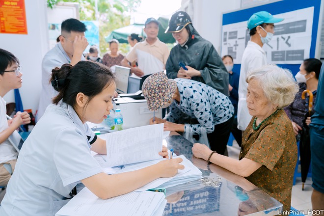 Phường Bồ Đề đẩy mạnh khám sức khỏe toàn dân miễn phí, hướng tới 100% người dân được khám định kỳ mỗi năm- Ảnh 3.