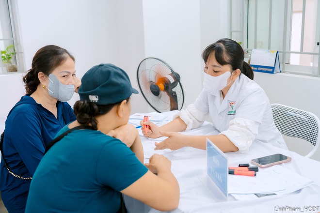Phường Bồ Đề đẩy mạnh khám sức khỏe toàn dân miễn phí, hướng tới 100% người dân được khám định kỳ mỗi năm- Ảnh 4.