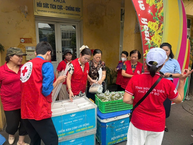 Hội Chữ thập đỏ phường Văn Miếu - Quốc Tử Giám trao 200 suất cơm nghĩa tình tới Bệnh viện Đống Đa- Ảnh 1.
