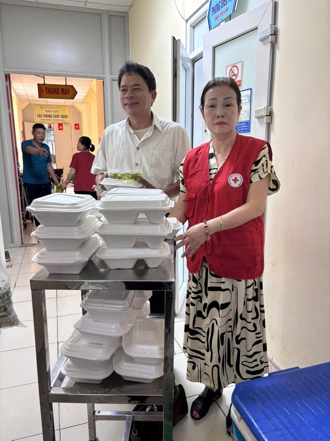 Hội Chữ thập đỏ phường Văn Miếu - Quốc Tử Giám trao 200 suất cơm nghĩa tình tới Bệnh viện Đống Đa- Ảnh 3.