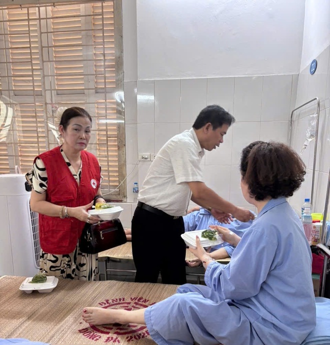 Hội Chữ thập đỏ phường Văn Miếu - Quốc Tử Giám trao 200 suất cơm nghĩa tình tới Bệnh viện Đống Đa- Ảnh 4.