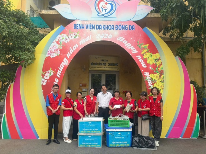 Hội Chữ thập đỏ phường Văn Miếu - Quốc Tử Giám trao 200 suất cơm nghĩa tình tới Bệnh viện Đống Đa- Ảnh 2.