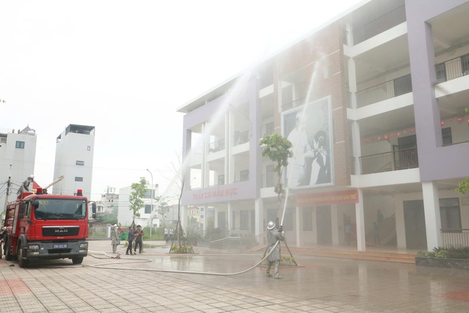 Hội Chữ thập đỏ Hà Nội tăng cường diễn tập phòng cháy chữa cháy, cứu nạn cứu hộ tại trường học- Ảnh 8.