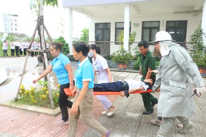 Hội Chữ thập đỏ Hà Nội tăng cường diễn tập phòng cháy chữa cháy, cứu nạn cứu hộ tại trường học- Ảnh 7.