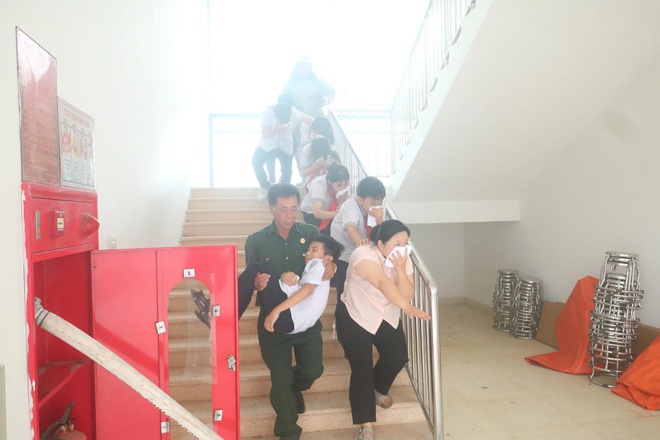 Hội Chữ thập đỏ Hà Nội tăng cường diễn tập phòng cháy chữa cháy, cứu nạn cứu hộ tại trường học- Ảnh 6.