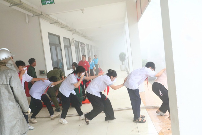 Hội Chữ thập đỏ Hà Nội tăng cường diễn tập phòng cháy chữa cháy, cứu nạn cứu hộ tại trường học- Ảnh 4.