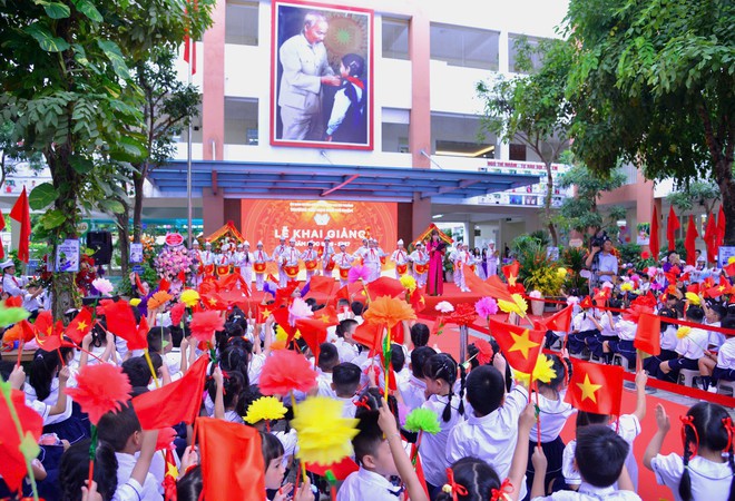 Chủ tịch UBND Thành phố Vũ Đại Thắng dự khai giảng năm học mới tại Trường Tiểu học Ngô Thì Nhậm- Ảnh 7.