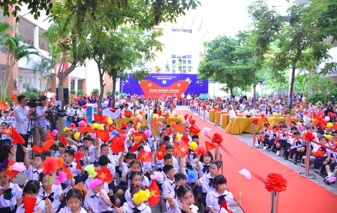 Chủ tịch UBND Thành phố Vũ Đại Thắng dự khai giảng năm học mới tại Trường Tiểu học Ngô Thì Nhậm- Ảnh 8.