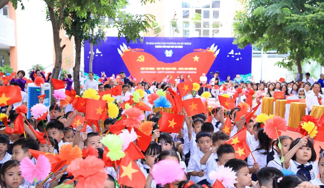 Chủ tịch UBND Thành phố Vũ Đại Thắng dự khai giảng năm học mới tại Trường Tiểu học Ngô Thì Nhậm- Ảnh 6.