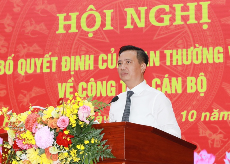 Trao quyết định chuẩn y đồng chí Nguyễn Đức Dũng giữ chức vụ Phó Bí thư Quận ủy Hoàng Mai- Ảnh 5.