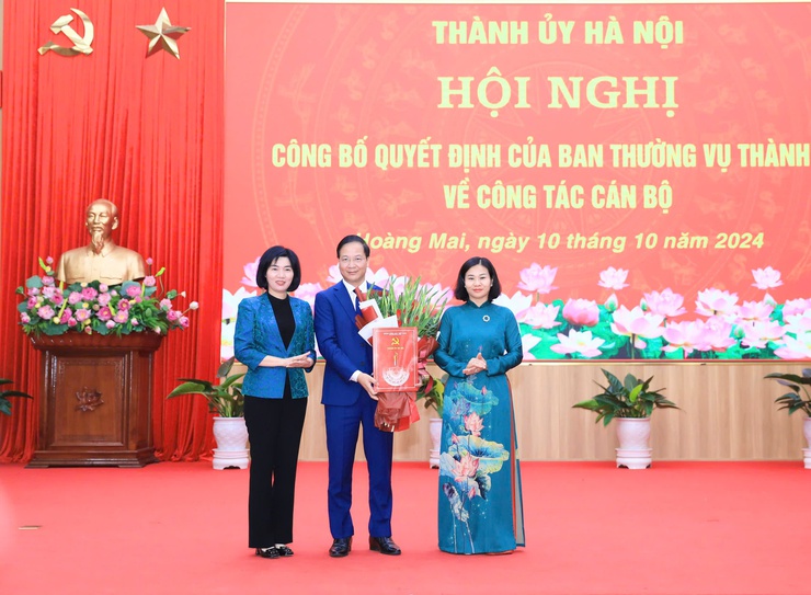Trao quyết định chuẩn y đồng chí Nguyễn Đức Dũng giữ chức vụ Phó Bí thư Quận ủy Hoàng Mai- Ảnh 1.