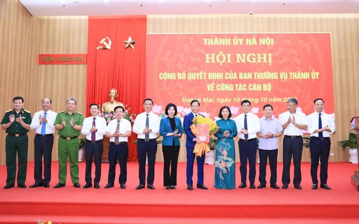 Trao quyết định chuẩn y đồng chí Nguyễn Đức Dũng giữ chức vụ Phó Bí thư Quận ủy Hoàng Mai- Ảnh 3.