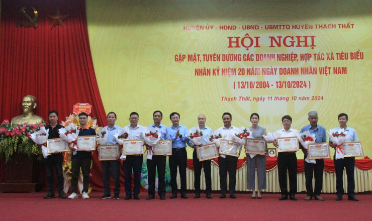 Huyện Thạch Thất: Khen thưởng 26 doanh nghiệp, hợp tác xã tiêu biểu- Ảnh 4.