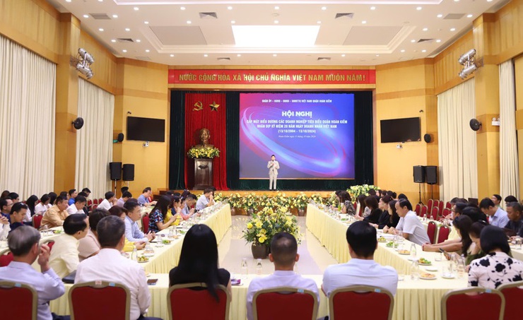 Quận Hoàn Kiếm: Biểu dương 70 doanh nghiệp tiêu biểu năm 2024- Ảnh 1.