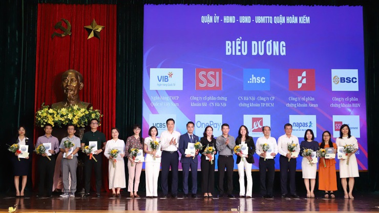 Quận Hoàn Kiếm: Biểu dương 70 doanh nghiệp tiêu biểu năm 2024- Ảnh 3.