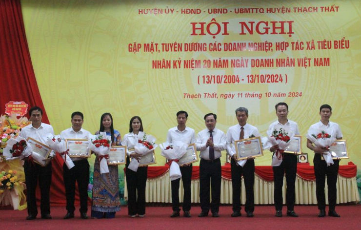 Huyện Thạch Thất: Khen thưởng 26 doanh nghiệp, hợp tác xã tiêu biểu- Ảnh 5.