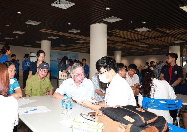 Hành trình thanh niên Thủ đô vì sức khỏe cộng đồng: 14.000 người được thăm khám, tặng quà- Ảnh 3.