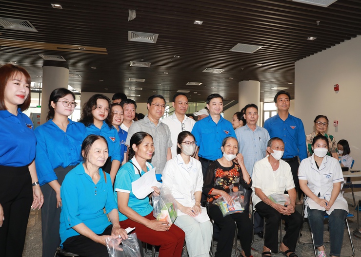 Hành trình thanh niên Thủ đô vì sức khỏe cộng đồng: 14.000 người được thăm khám, tặng quà- Ảnh 5.