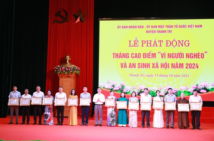 Huyện Thanh Trì: Tiếp nhận gần 3 tỷ đồng ủng hộ Quỹ "Vì người nghèo" và an sinh xã hội năm 2024- Ảnh 4.